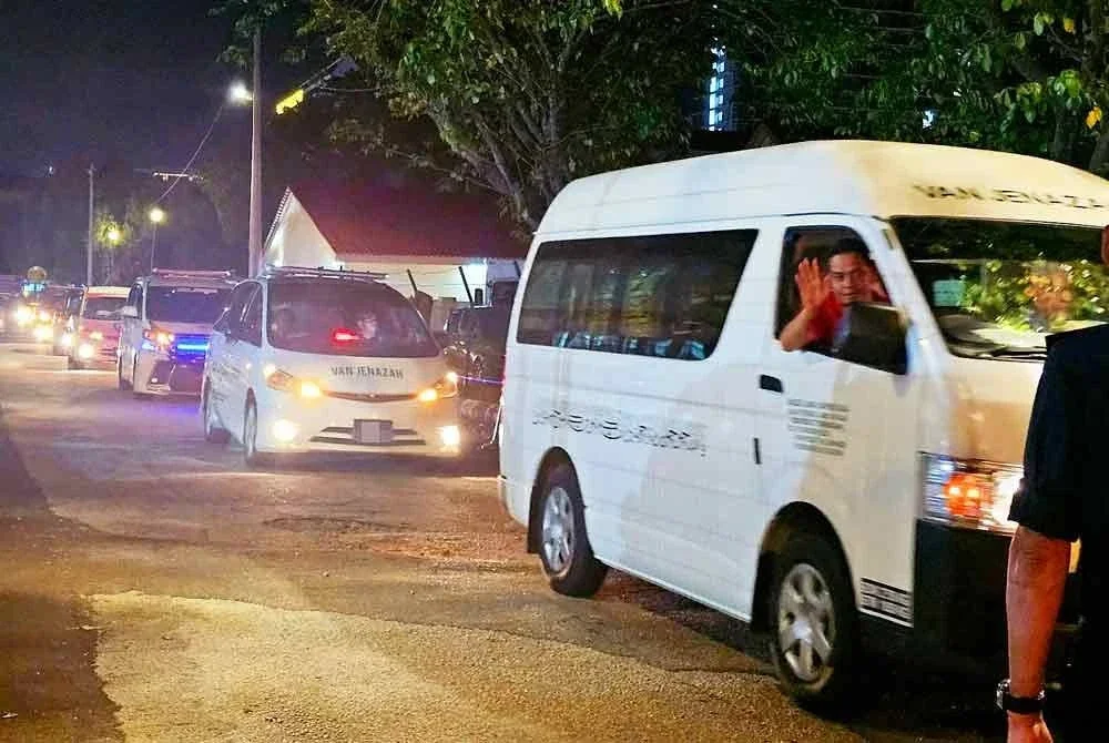 Van yang membawa jenazah kesemua 13 mangsa nahas UPSI telah bergerak ke Terengganu selepas selesai proses bedah siasat di HRPB ipoh.