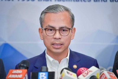 Fahmi zahir takziah kepada keluarga 15 pelajar UPSI yang maut dalam nahas bas di Gerik. 