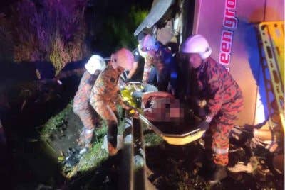 UPSI mengesahkan 42 pelajar mereka terlibat dalam kemalangan bas di Jalan Raya Timur-Barat (JRTB) Banun, Gerik awal pagi Isnin. Foto Bomba Perak