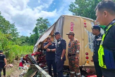 Ketua Polis Perak, Datuk Noor Hisam Nordin (kiri) turut meninjau lokasi kejadian.