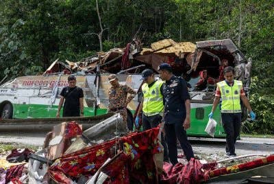 Anggota Polis Diraja Malaysia (PDRM) melakukan kerja-kerja mencari dokumen penting di lokasi kejadian kemalangan ngeri yang meragut 15 nyawa penuntut Universiti Pendidikan Sultan Idris (UPSI) di KM53 Jalan Raya Timur-Barat (JRTB) dekat Gerik. Foto Bernama