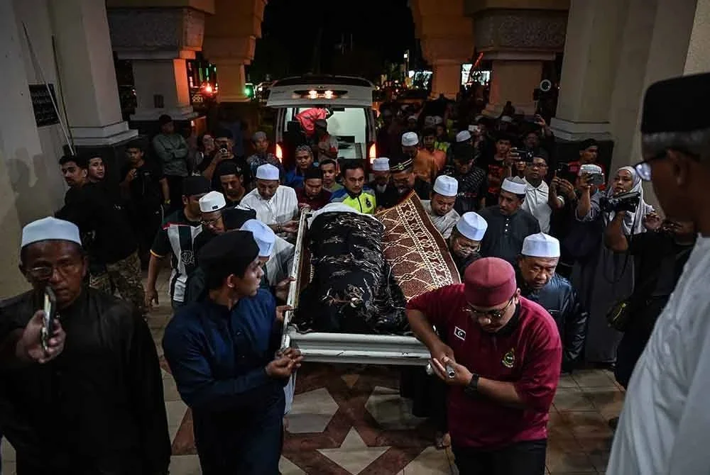 Jenazah Muhammad Adib Hazim Halim, 21, pelajar Universiti Pendidikan Sultan Idris (UPSI) yang terbabit dalam kemalangan melibatkan sebuah bas dan sebuah kenderaan pelbagai guna di Kilometer 53, Jalan Raya Timur-Barat berhampiran Tasik Banding awal pagi tadi, dibawa di Masjid Hadhari untuk disolatkan. Foto Bernama