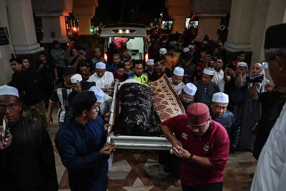 Jenazah Muhammad Adib Hazim Halim, 21, pelajar Universiti Pendidikan Sultan Idris (UPSI) yang terbabit dalam kemalangan melibatkan sebuah bas dan sebuah kenderaan pelbagai guna di Kilometer 53, Jalan Raya Timur-Barat berhampiran Tasik Banding awal pagi tadi, dibawa di Masjid Hadhari untuk disolatkan. Foto Bernama