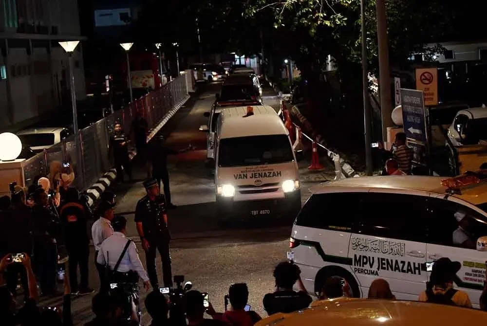 Konvoi 19 van membawa jenazah pelajar Universiti Pendidikan Sultan Idris (UPSI) mula meninggalkan Jabatan Forensik Hospital Raja Permaisuri Bainun (HRPB) menuju ke Jertih, Terengganu pada jam 8.55 malam tadi. Foto Bernama