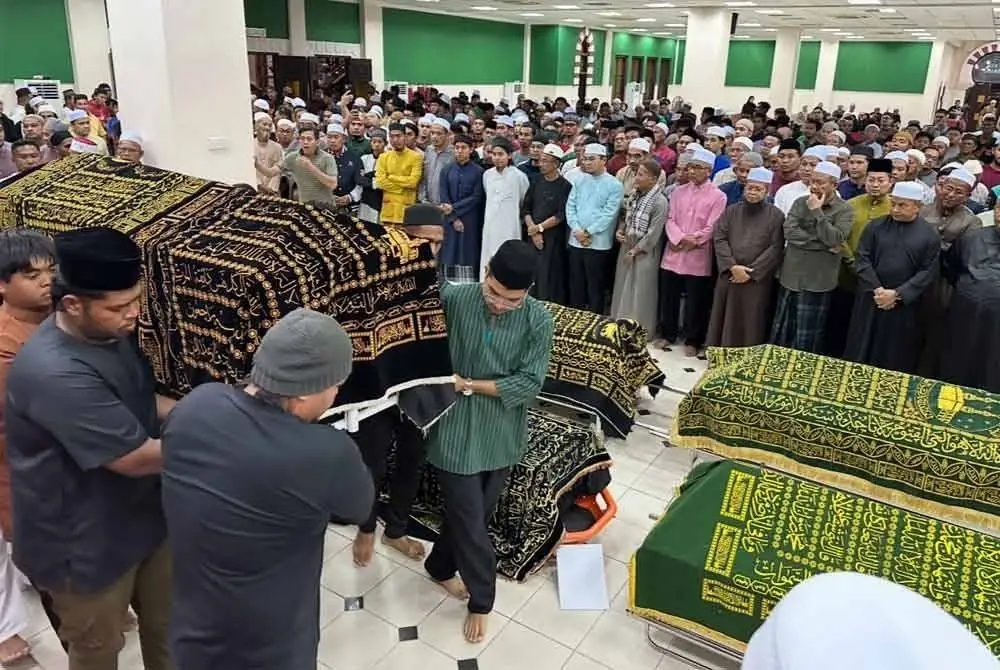 Jenazah yang tiba di Masjid Hadhari, Jerteh untuk disembahyangkan.