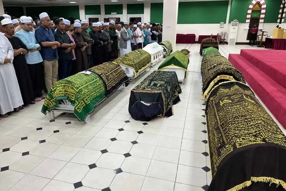 Jenazah-jenazah penuntut UPSI yang disolatkan sebelum kebumi di kampung masing-masing.