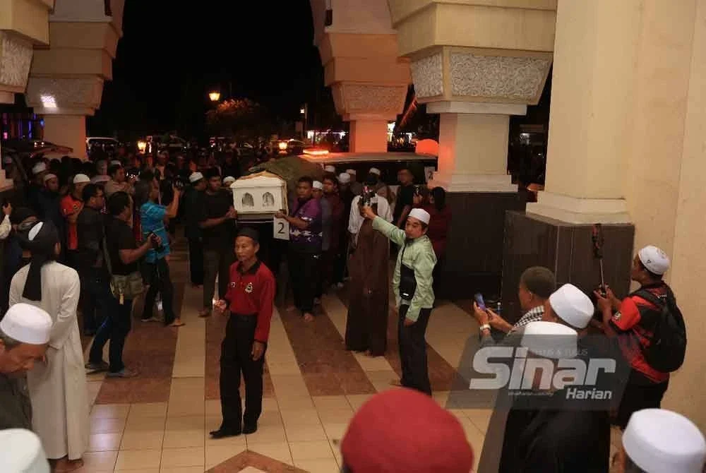 Jenazah penuntut UPSI yang maut dalam nahas pada awal pagi Isnin, tiba di Jerteh, Terengganu dari Perak. FOTO SINAR HARIAN/ ADILA SHARINNI WAHID