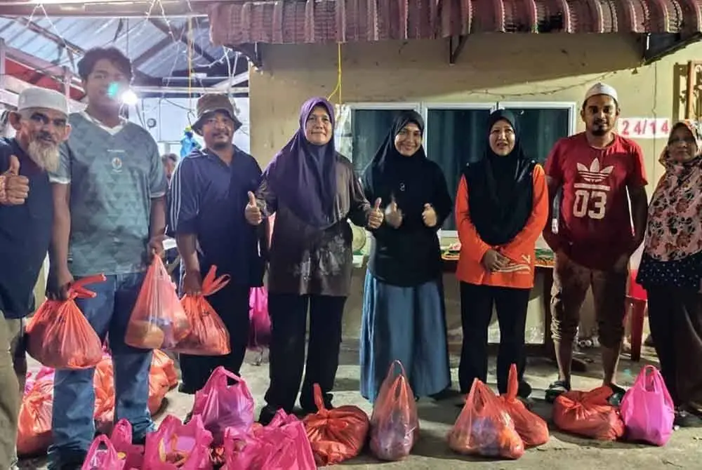 Maziah (tiga dari kanan) bersama petugas dan sukarelawan yang terlibat dalam program ibadah korban dilaksana Rumah Ngaji Komuniti Teluk Muroh.