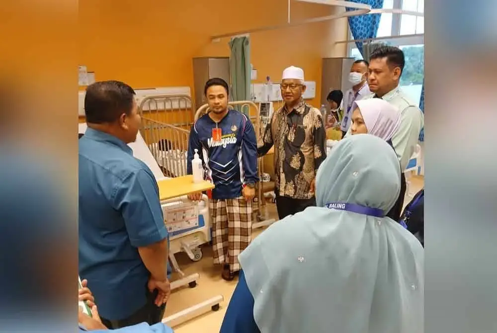 Mansor (kiri) melawat Mohd Lutfi (dua dari kiri) dan keluarganya di Hospital Baling pada Selasa.