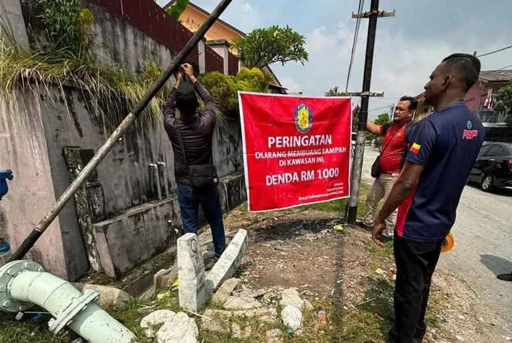 Kain rentang turut dipasang bagi mengelakkan orang ramai membuang sampah di kawasan berkenaan. Foto: Facebook MPAJ