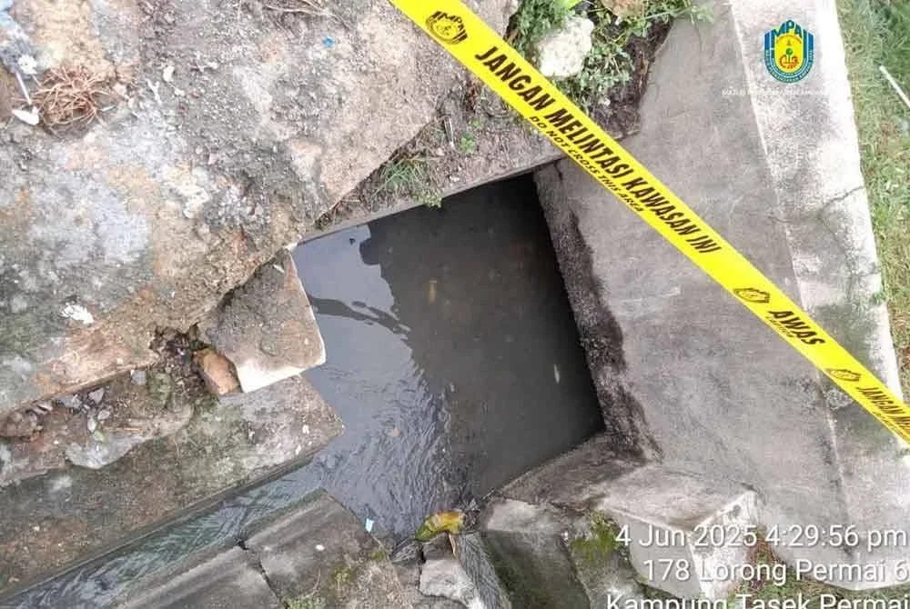 Sampah longgok haram di Kampung Tasek Tambahan turut mencemarkan alam sekitar. Foto: Facebook MPAJ