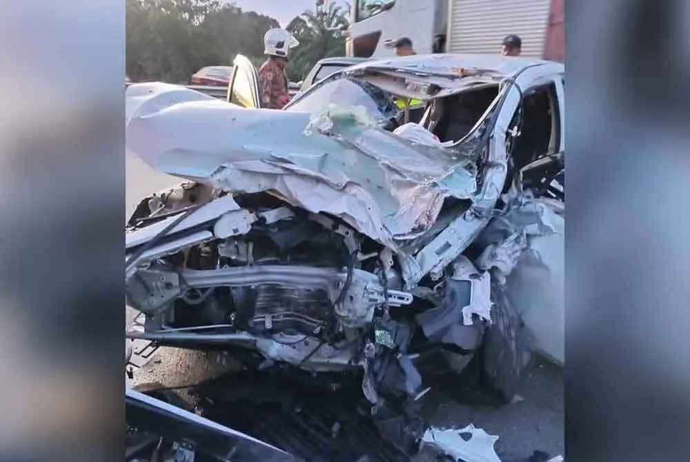 Keadaan kereta yang terlibat kemalangan di KM 169 Lebuhraya Utara-Selatan arah utara, petang Isnin. Foto JBPM