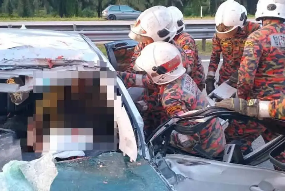 Anggota bomba menggunakan peralatan khas untuk mengeluarkan mangsa yang tersepit. Foto JBPM