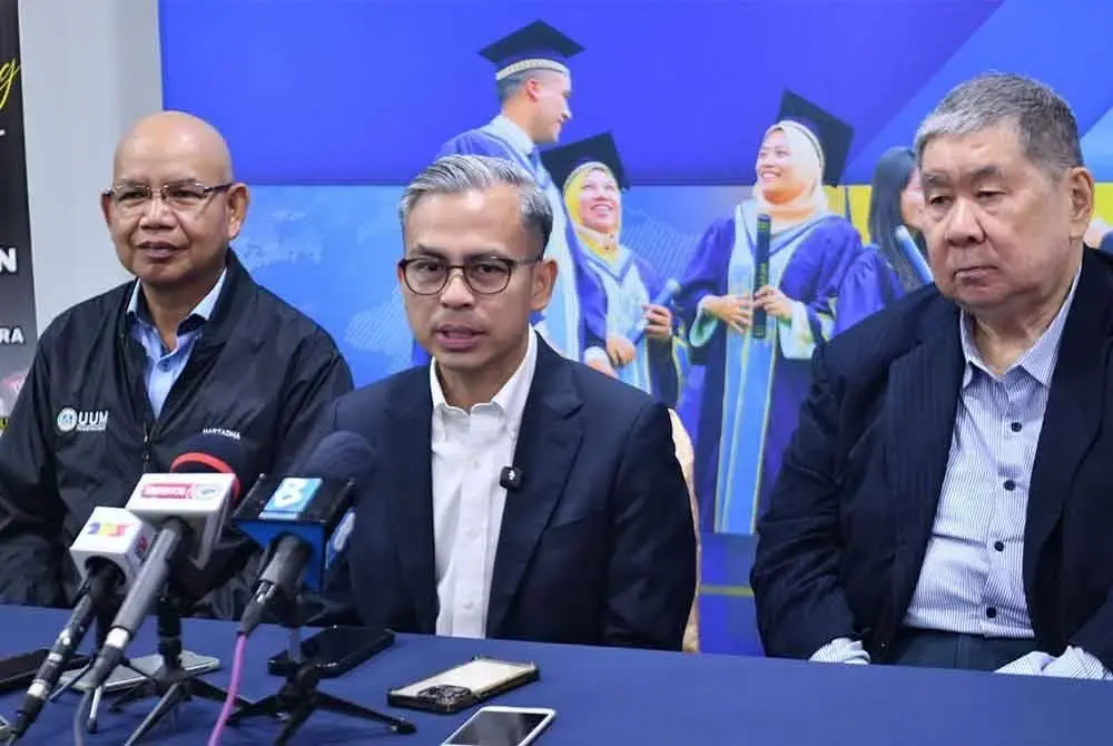 Fahmi (tengah) pada sidang akhbar di UUM pada Selasa.