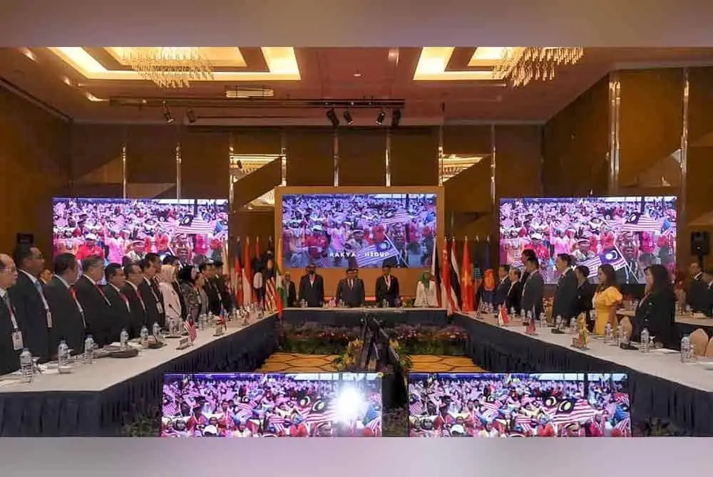 Johari bersama perwakilan daripada ASEAN yang menghadiri mesyuarat AIPACODD ke-8 pada Selasa.