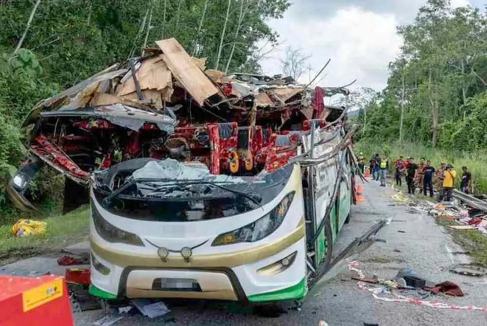 Keadaan bas yang terbabit dalam kemalangan ngeri yang meragut 15 nyawa penuntut UPSI di KM53 Jalan Raya Timur-Barat (JRTB) dekat Gerik. Foto Bernama