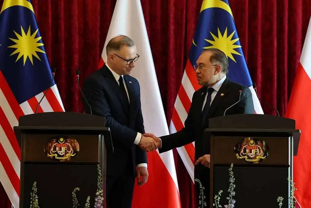 Perdana Menteri, Datuk Seri Anwar Ibrahim (kanan) bersalaman dengan Presiden Poland Andrzej Duda selepas sidang media bersama di Bangunan Perdana Putra hari ini. Foto Bernama