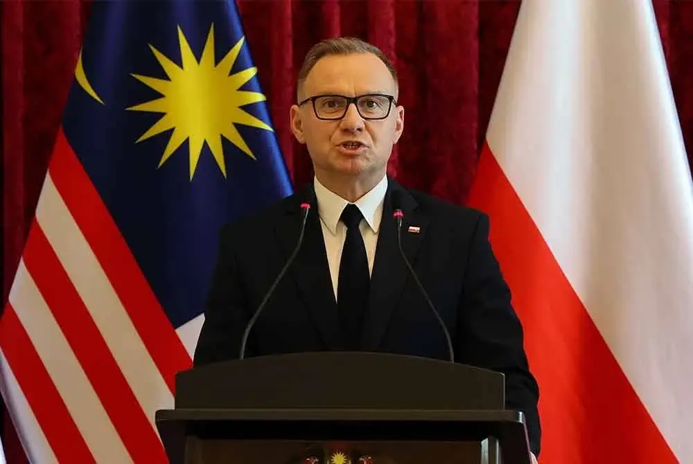 Andrzej Duda ketika sidang media bersama Anwar bersempena lawatan rasminya ke Malaysia di Kompleks Perdana Putra pada Selasa. Foto Bernama
