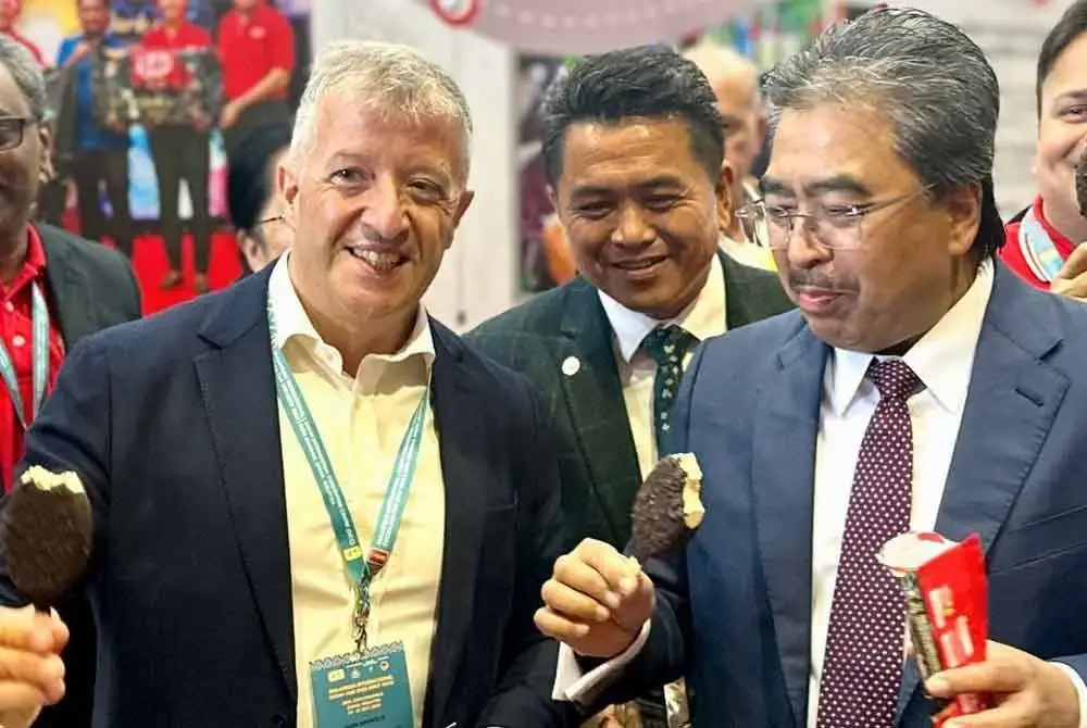 Dari kanan: Johari, Ramle dan Juan menikmati ais krim KitKat Dark Borneo yang baharu di ruang pameran Nestlé semasa MICF 2025.