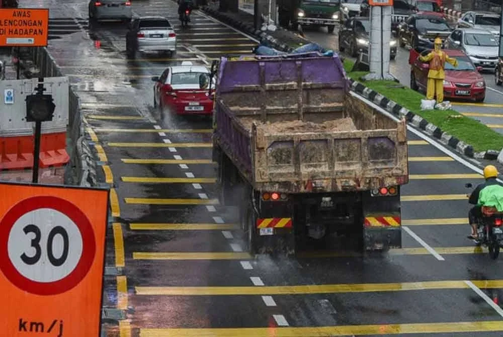 Kerajaan tidak sepatutnya berlembut lagi dengan pemilik kenderaan berat yang didapati masih enggan menggunakan pengehad kelajuan. Gambar hiasan