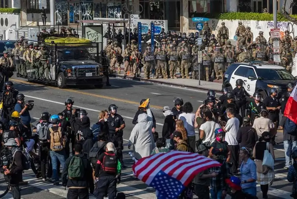 Anggota LAPD berdepan konfrontasi penunjuk perasaan manakala Pengawal Negara California berkawal di luar Bangunan Persekutuan ketika krisis semakin meningkat di bandar itu pada Isnin.