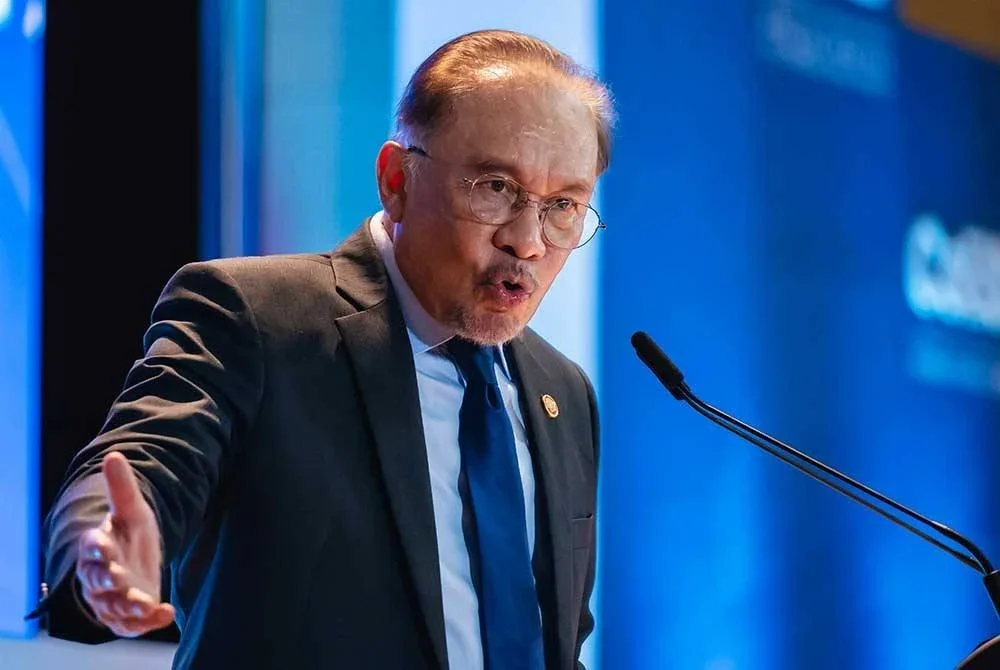 Perdana Menteri, Datuk Seri Anwar Ibrahim berucap pada perasmian "Centre Of Excellence For Research And Innovation In Islamic Economies (i-RISE)" di Sasana Kijang pada Selasa. Foto Bernama