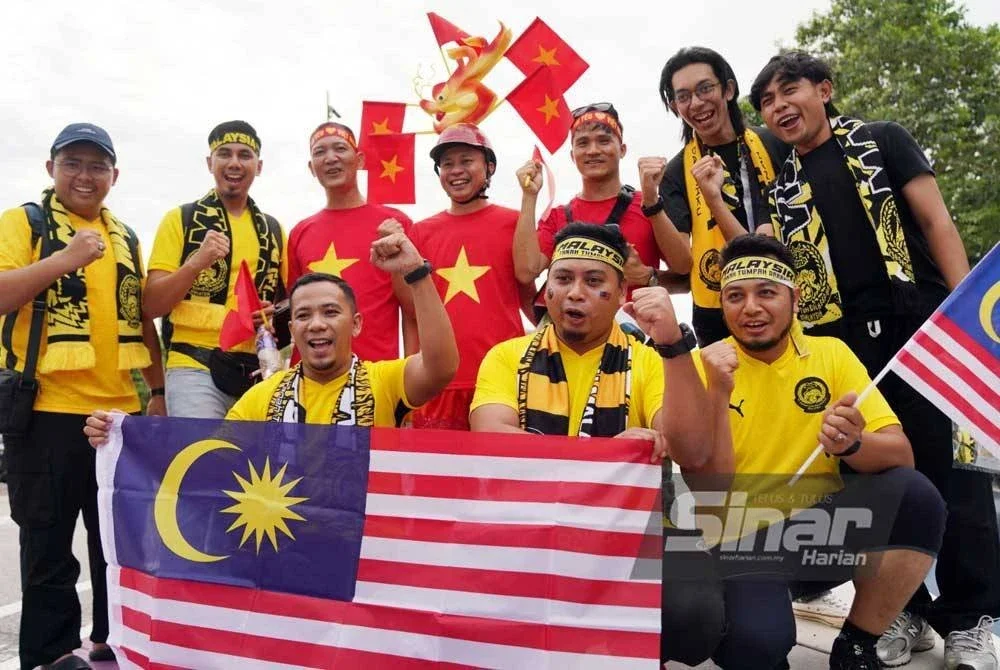 Penyokong Malaysia dan Vietnam di Stadium Nasional Bukit Jalil sebelum perlawanan bermula. Foto Sinar Harian - ROSLI TALIB
