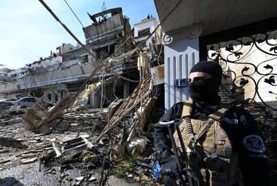 Anggota keselamatan Syria berkawal di lokasi serangan udara Israel di Damsyik. Foto AFP