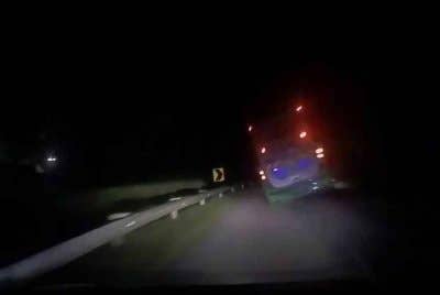 akaman video tular sebuah bas memotong dengan laju ketika menghampiri selekoh disahkan bas yang membawa pelajar Universiti Pendidikan Sultan Idris (UPSI) sebelum terbabit dalam kemalangan di Jalan Raya Timur-Barat (JRTB) berhampiran Tasik Banding, Gerik, awal pagi Isnin.