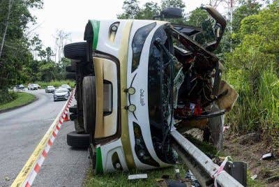 Pemandu bas yang sepatutnya memandu bas yang disewa khas oleh pelajar UPSI terkejut kerana bas berkenaan mengalami kemalangan ngeri di Jalan Raya Timur-Barat (JRTB) berhampiran Tasik Banding, Gerik, Perak pagi Isnin.