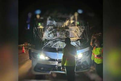 Keadaan bas ekspres dinaiki 13 pelajar UMPSA yang terlibat kemalangan dengan sebuah treler di Kilometer 161.5 Lebuhraya Pantai Timur (LPT), dekat Maran, awal pagi Selasa. Foto MPP UMPSA