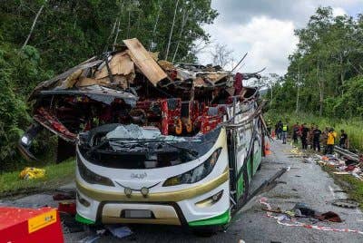 Keadaan bas yang terbabit dalam kemalangan ngeri yang meragut 15 nyawa penuntut Universiti Pendidikan Sultan Idris (UPSI) di KM53 Jalan Raya Timur-Barat (JRTB) dekat Gerik. Foto Bernama