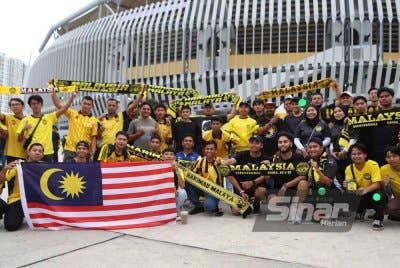 Penyokong Malaysia hadir ke Stadium Nasional Bukit Jalil untuk memberi sokongan padu kepada skuad negara dalam aksi Kumpulan F Kelayakan Piala Asia 2027 menentang Vietnam. Foto Sinar Harian - ROSLI TALIB