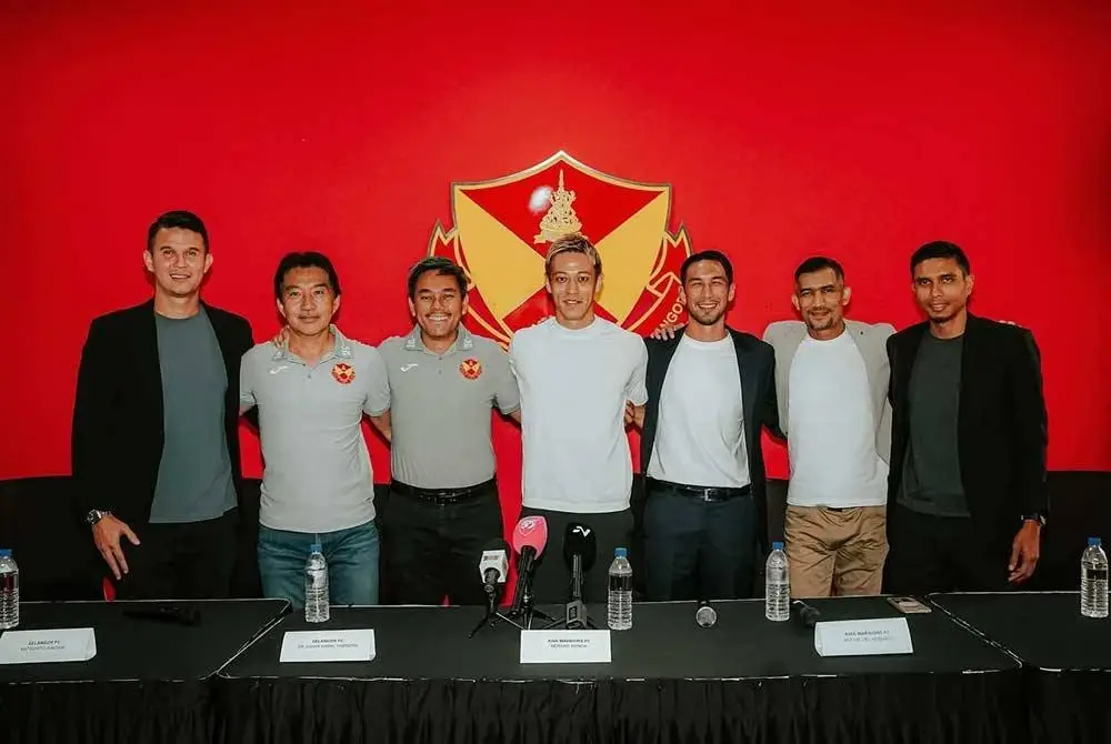 Dari kiri: Baihakki, Kinoshi, Johan, Honda, Del Rosario, Indra Putra dan Razman selepas sidang media pada Selasa. FOTO: SELANGOR FC