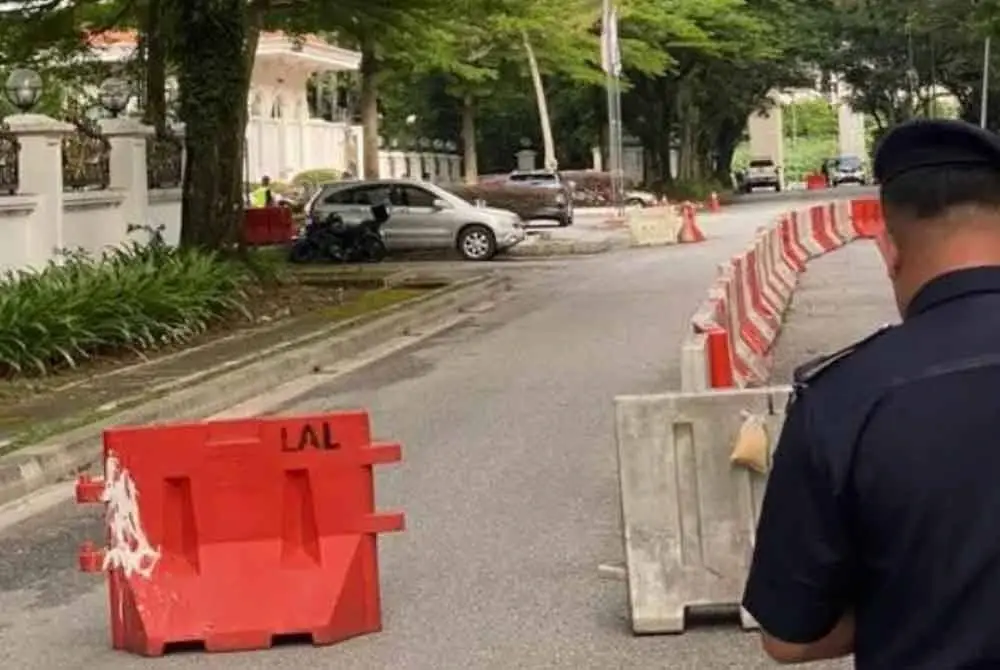 Kediaman Tan Sri yang dikaitkan kes penyelewengan dana sukuk lebuh raya dikawal ketat polis bantuan pagi ini. Foto Awani