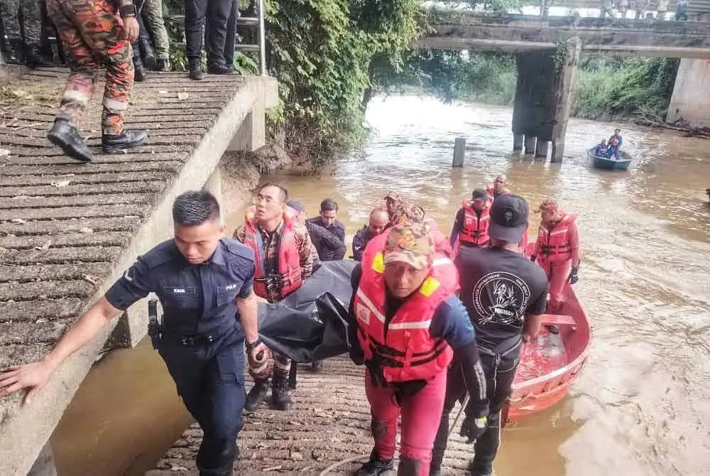 Mayat mangsa dibawa ke jeti dan diserahkan kepada pihak polis untuk dihantar ke Unit Forensik Hospital Bera bagi tindakan lanjut. Foto ihsan PDRM