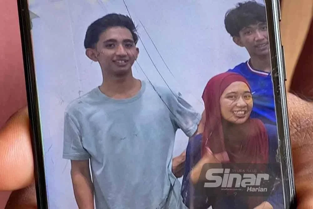 Gambar Muhammad Adib (kiri) menjadi pengganti diri dan disimpan di dalam telefon Halim.