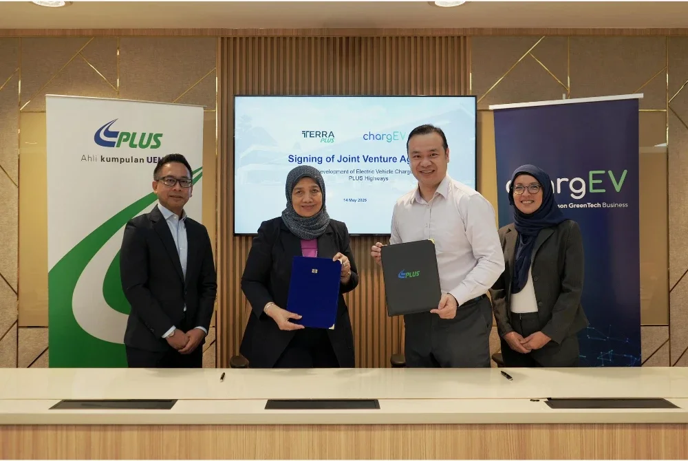 Ketua Pegawai Komersial PLUS, Mohd Fauzi Puniran (paling kiri); Pengarah Urusan PLUS, Datuk Nik Airina Nik Jaffar (dua dari kiri); Ketua Pegawai Eksekutif Yinson GreenTech, Lim Chern Yuan (dua dari kanan); dan Ketua Bahagian Perundangan Yinson GreenTech, Elizabeth Tan (paling kanan).