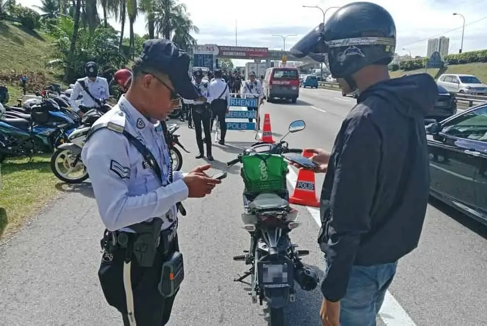 Antara penunggang motosikal yang dikenakan tindakan saman dalam Op Motosikal di Lebuhraya Persekutuan di sini pada Rabu.