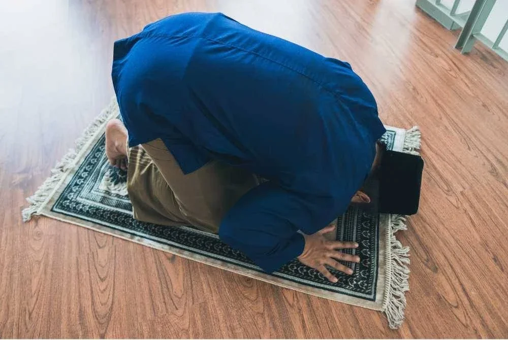 JIKA seseorang meninggal dunia ketika sedang solat, maka dia akan dibangkitkan dalam keadaan bersolat. -Gambar hiasan/ Foto: CANVA
