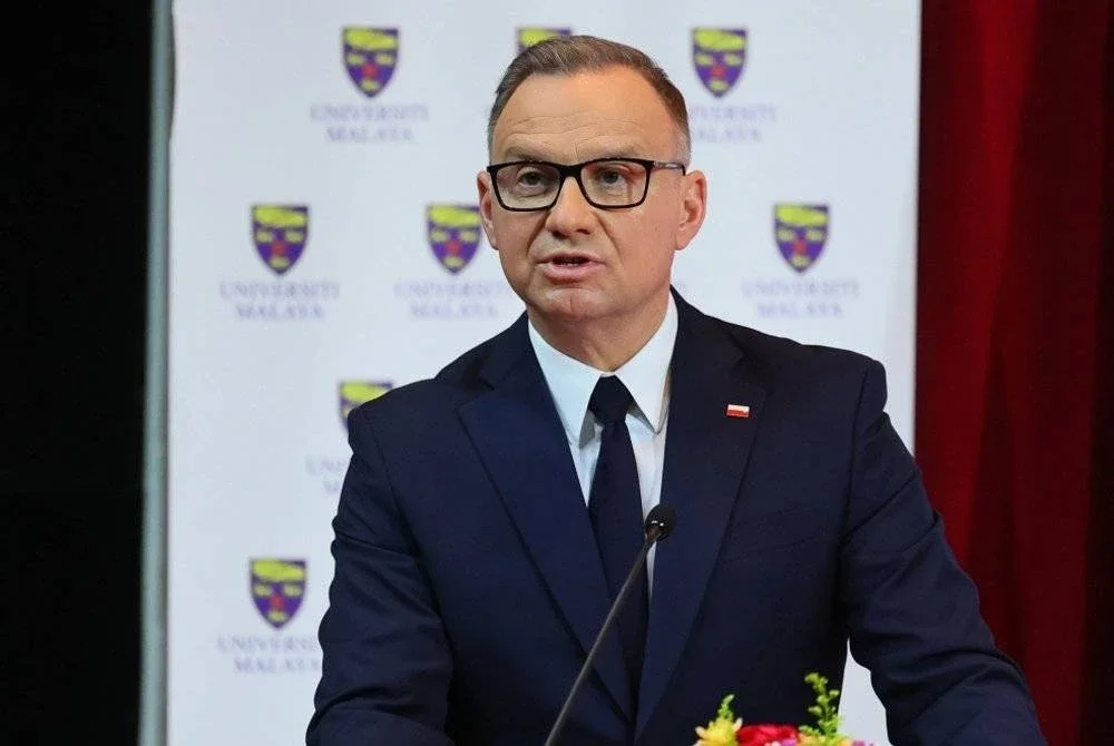 Andrzej Duda menyampaikan ucapan pembukaan sebelum memulakan sesi ceramah umum sempena lawatan rasmi beliau ke Malaysia, yang berlangsung di Auditorium Institut Asia-Eropah (AEI), Universiti Malaya pada Rabu. Foto Bernama