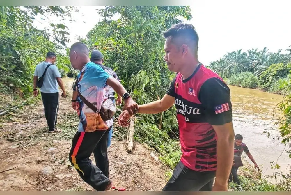 Abdul Wahid (kanan) ketika operasi mencari dan menyelamat isterinya di lokasi kejadian.