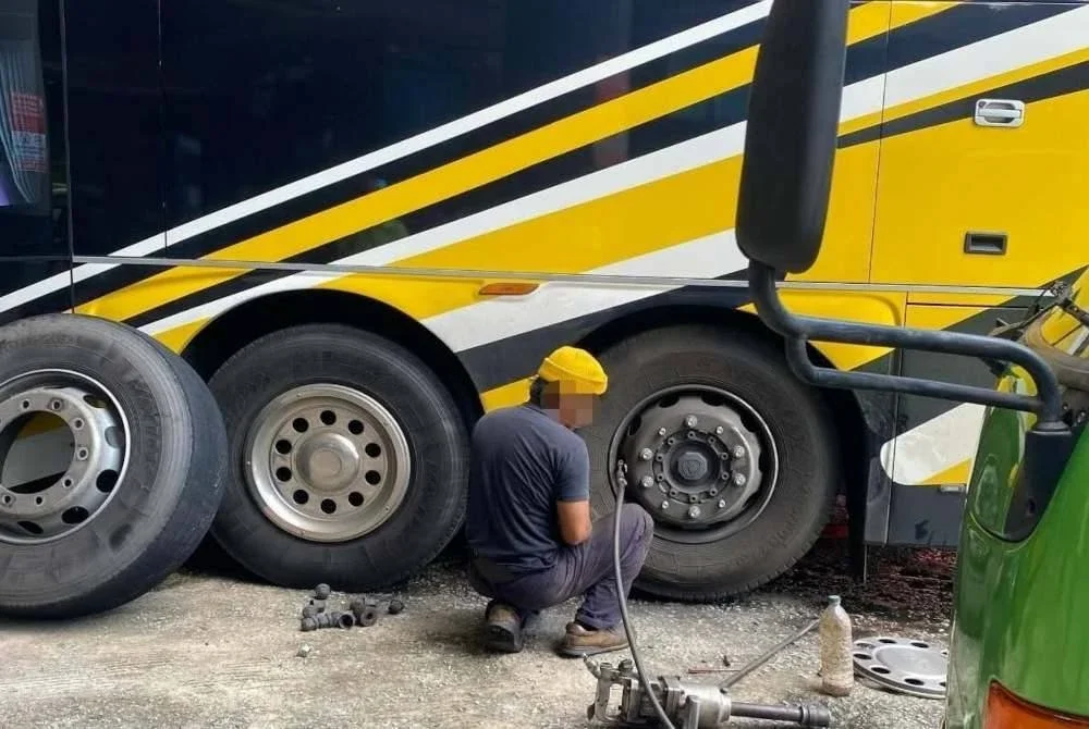 Pihak syarikat akur arahan apabila segera mengantikan tayar bas ekspres yang botak sebelum meneruskan perjalanan. Foto Unit Korporat JPJ Pahang