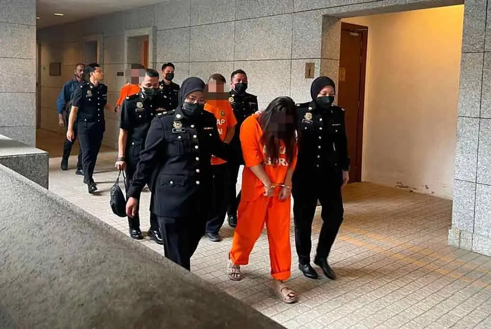 Tiga suspek ditahan SPRM kerana dipercayai meminta dan menerima rasuah berjumlah RM26,000 sebagai dorongan membantu, menyemak dan memasukkan permohonan pembiayaan peribadi milik pelanggan ke dalam FOS sebelum proses kelulusan bayaran.