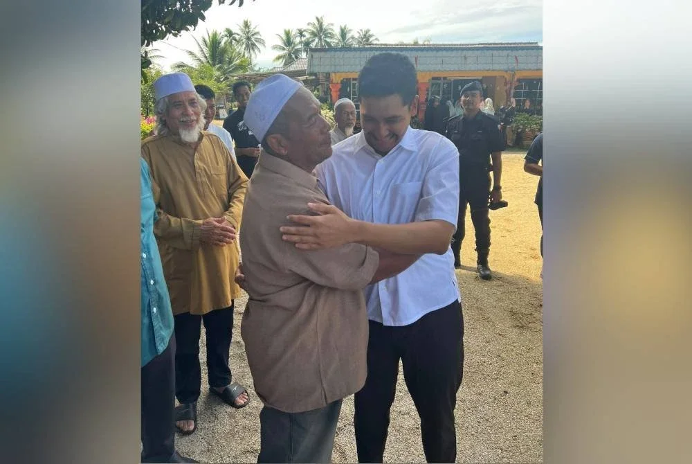 Yang di-Pertuan Muda Terengganu, Tengku Muhammad Ismail Sultan Mizan Zainal Abidin (kanan) berkenan mencemar duli melawat keluarga Allahyarham. Foto sumber Mohd Najmuddin