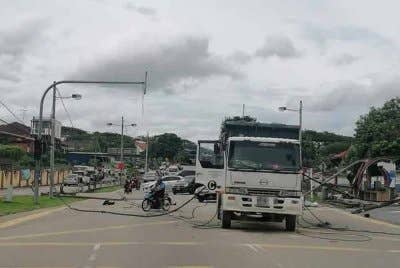 Lori pasir langgar kabel elektrik kerana 'bucket' tidak diturunkan, menyebabkan tiga tiang lampu tumbang berhampiran sekolah di Iskandar Puteri.