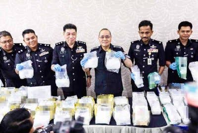 Noor Hisam (tengah) menunjukkan dadah jenis methamphetamine serta ketamin seberat 123.2kg bernilai RM4,667,850 pada sidang media di Ibu Pejabat Polis Kontinjen Perak pada Rabu. Foto Bernama