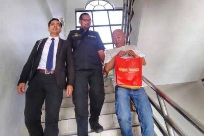 Tertuduh (kanan) mengaku tidak bersalah selepas dihadapkan ke Mahkamah Sesyen Raub pada Rabu. Foto ihsan UPNP