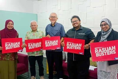 Ishak (tengah) dan Nurhayati (kanan) ketika kunjungan hormat bertemu Hussamuddin (dua, kiri) di Kompleks Kumpulan Karangkraf, di sini, pada Rabu.