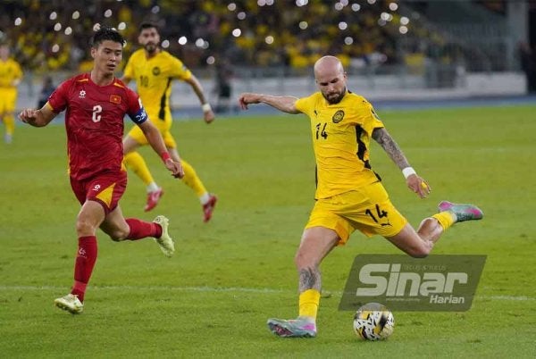 Figueireido (kanan) menjadi antara pemain yang menyerlah ketika menentang Vietnam. Foto Sinar Harian - ROSLI TALIB